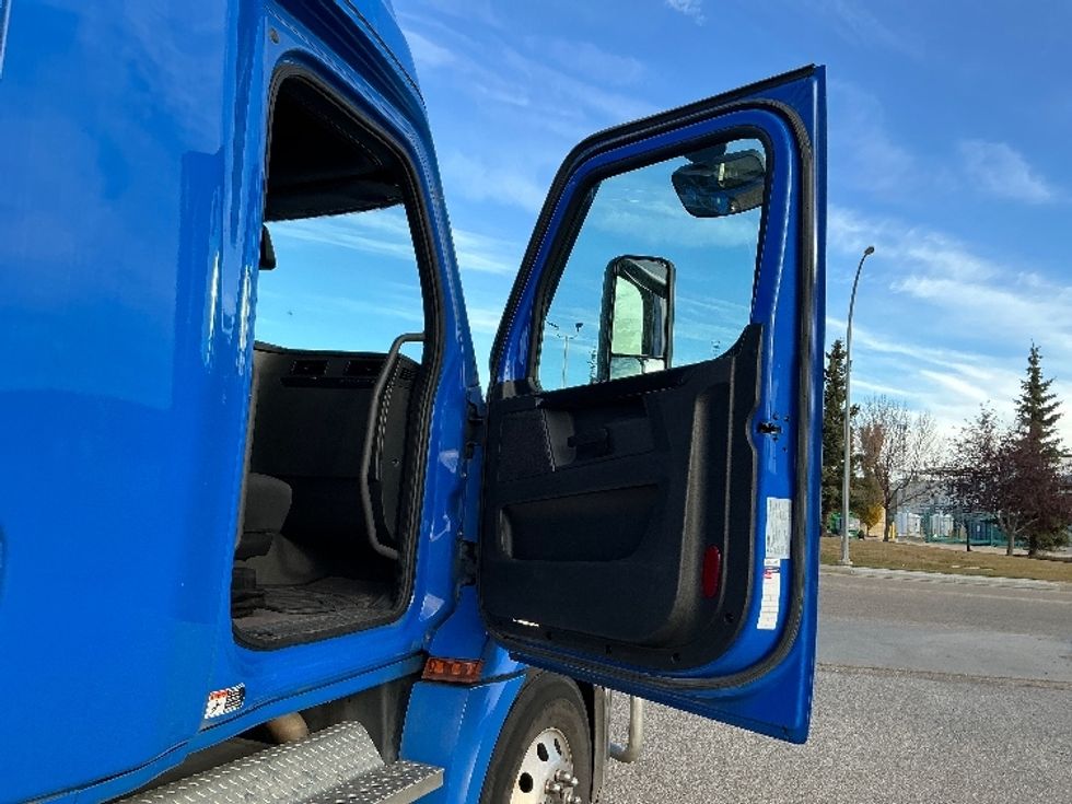 Sleeper Tractor-Heavy Duty Tractors-Freightliner-2023-T12664ST-Edmonton-AB-834,386\n\t\tkm-$ 94,000 - Image 13