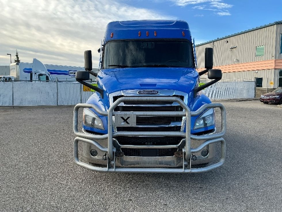 Sleeper Tractor-Heavy Duty Tractors-Freightliner-2023-T12664ST-Edmonton-AB-834,386\n\t\tkm-$ 94,000 - Image 2