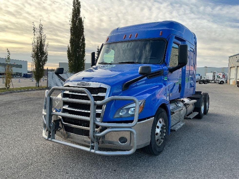 Sleeper Tractor-Heavy Duty Tractors-Freightliner-2023-T12664ST-Edmonton-AB-834,386\n\t\tkm-$ 94,000 - Image 3