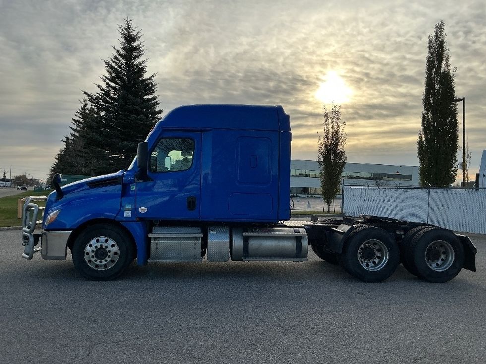 Sleeper Tractor-Heavy Duty Tractors-Freightliner-2023-T12664ST-Edmonton-AB-834,386\n\t\tkm-$ 94,000 - Image 4