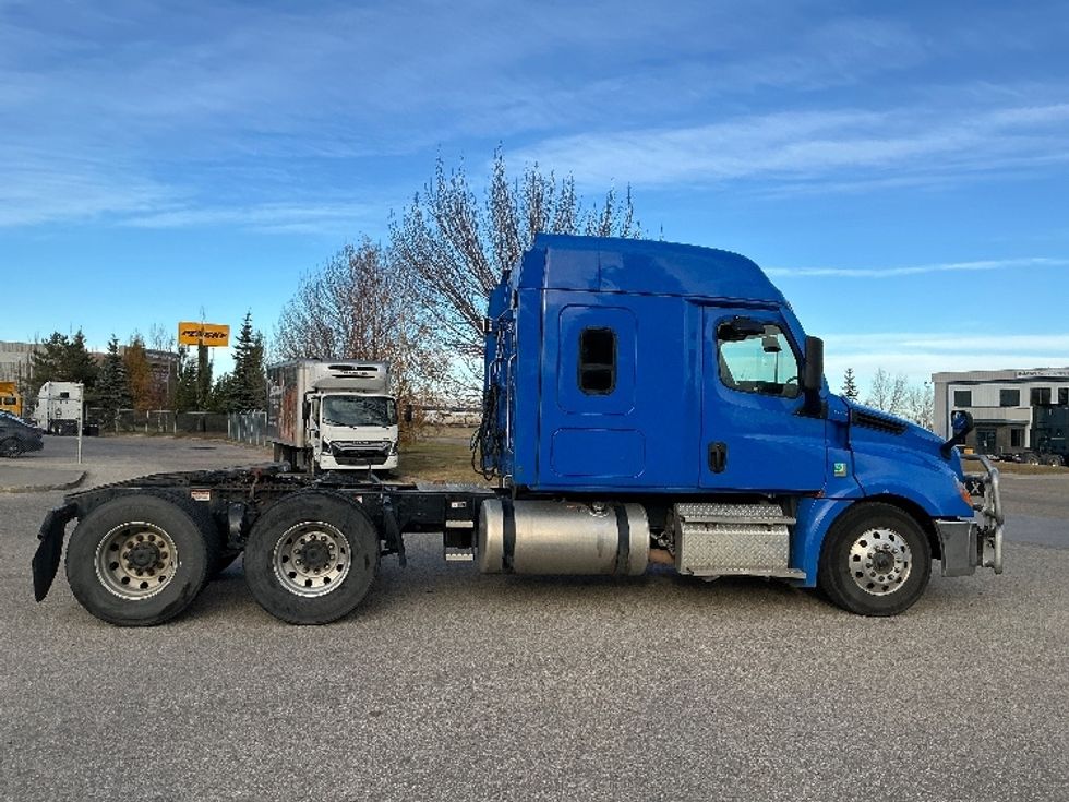 Sleeper Tractor-Heavy Duty Tractors-Freightliner-2023-T12664ST-Edmonton-AB-834,386\n\t\tkm-$ 94,000 - Image 8