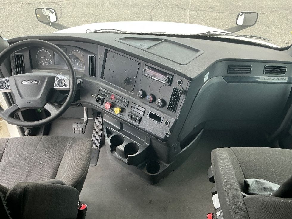 Sleeper Tractor-Heavy Duty Tractors-Freightliner-2023-T12664ST-Fontana-CA-481,477\n\t\tmiles-$ 79,000 - Image 12