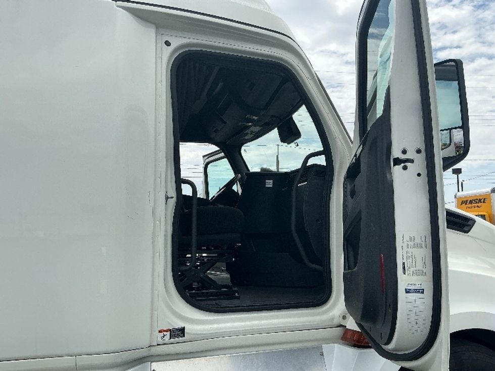 Sleeper Tractor-Heavy Duty Tractors-Freightliner-2023-T12664ST-Fontana-CA-481,477\n\t\tmiles-$ 79,000 - Image 13