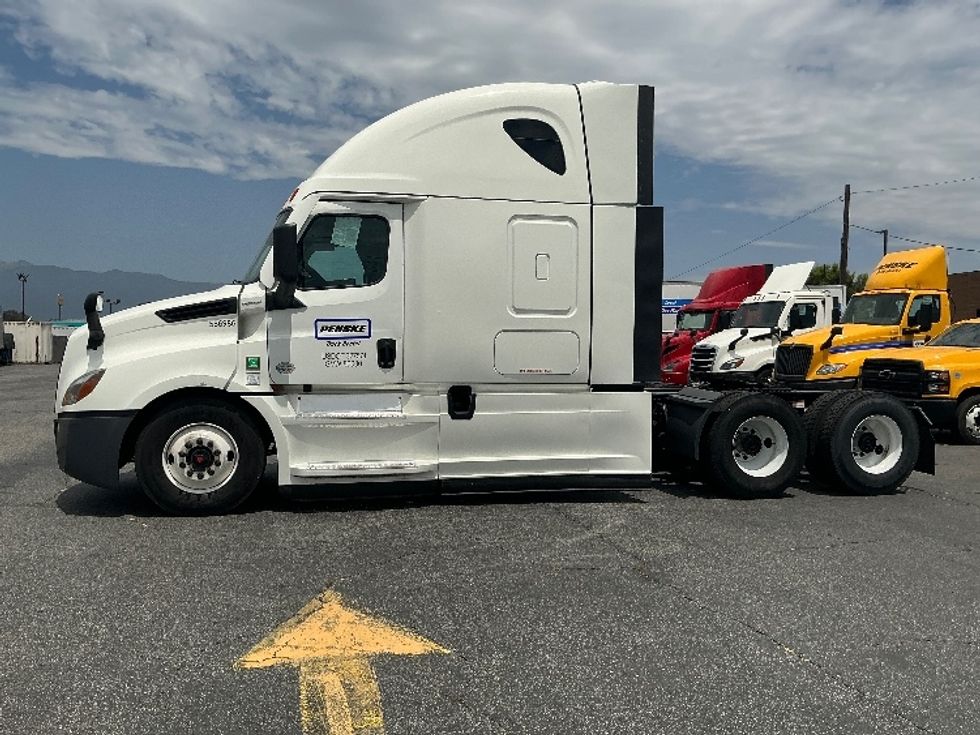 Sleeper Tractor-Heavy Duty Tractors-Freightliner-2023-T12664ST-Fontana-CA-481,477\n\t\tmiles-$ 79,000 - Image 4