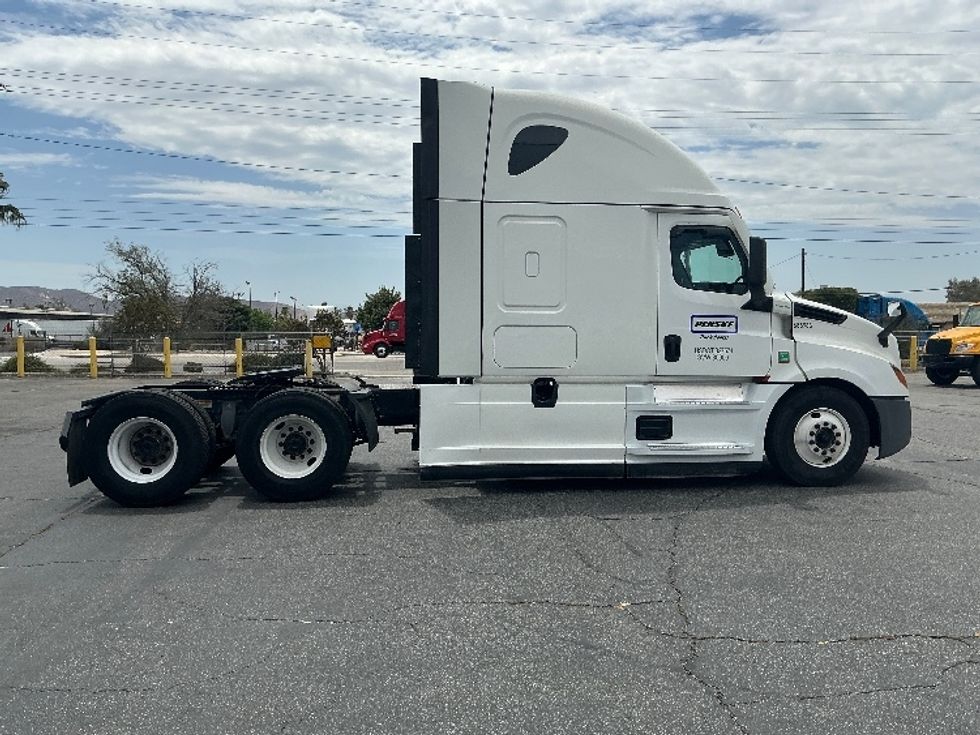 Sleeper Tractor-Heavy Duty Tractors-Freightliner-2023-T12664ST-Fontana-CA-481,477\n\t\tmiles-$ 79,000 - Image 8