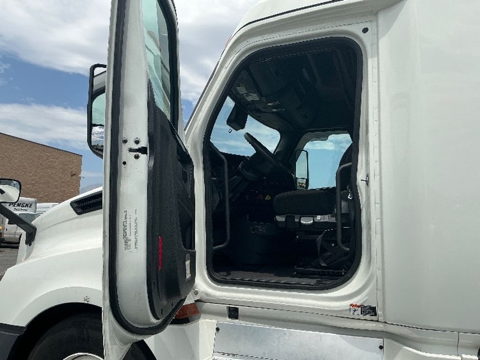Sleeper Tractor-Heavy Duty Tractors-Freightliner-2023-T12664ST-Fontana-CA-481,477\n\t\tmiles-$ 79,000 - Image 9