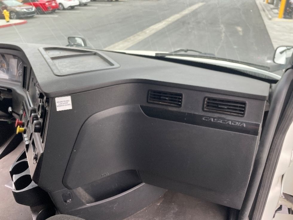 Sleeper Tractor-Heavy Duty Tractors-Freightliner-2023-T12664ST-Fontana-CA-538,905\n\t\tmiles-$ 86,000 - Image 14