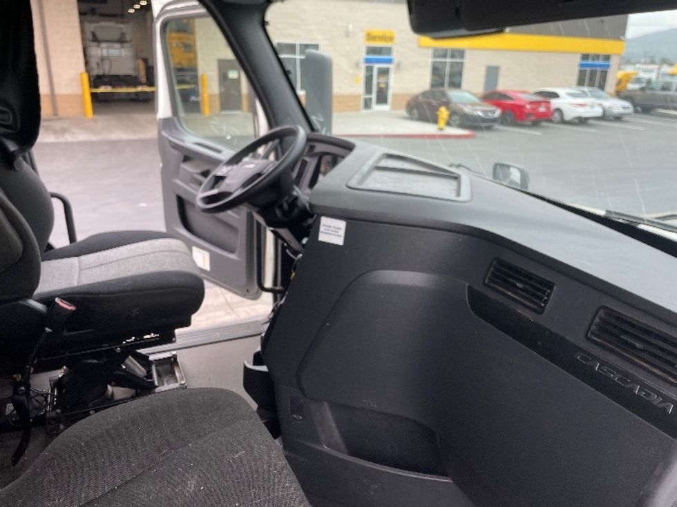 Sleeper Tractor-Heavy Duty Tractors-Freightliner-2023-T12664ST-Fontana-CA-538,905\n\t\tmiles-$ 86,000 - Image 15