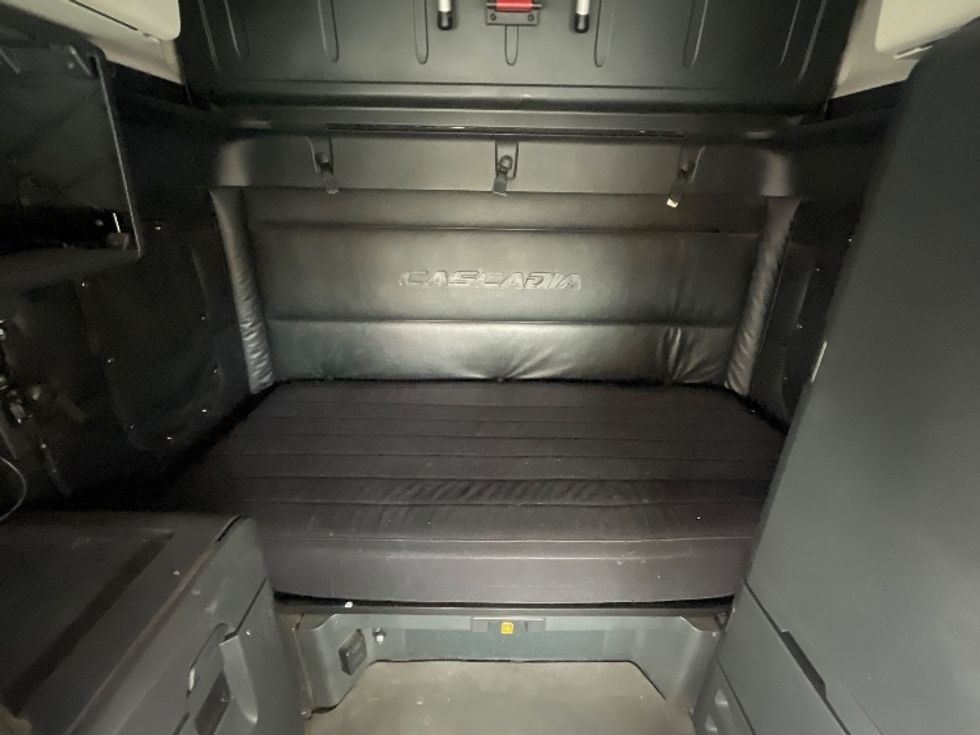 Sleeper Tractor-Heavy Duty Tractors-Freightliner-2023-T12664ST-Fontana-CA-538,905\n\t\tmiles-$ 86,000 - Image 16