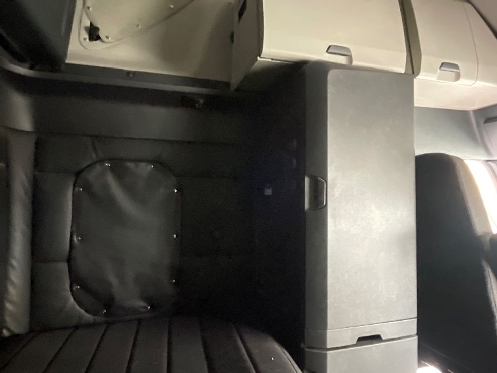 Sleeper Tractor-Heavy Duty Tractors-Freightliner-2023-T12664ST-Fontana-CA-538,905\n\t\tmiles-$ 86,000 - Image 18