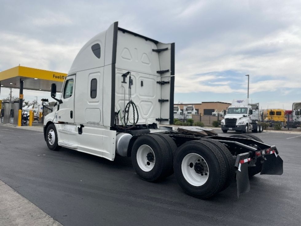 Sleeper Tractor-Heavy Duty Tractors-Freightliner-2023-T12664ST-Fontana-CA-538,905\n\t\tmiles-$ 86,000 - Image 5
