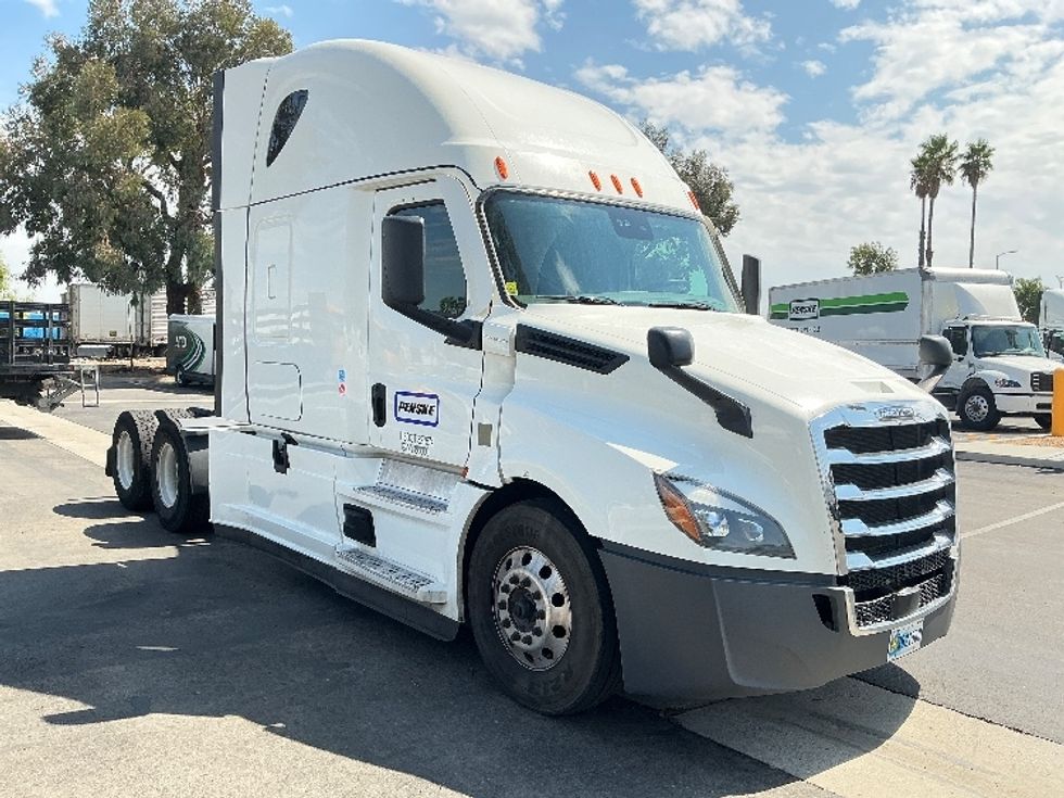 Sleeper Tractor-Heavy Duty Tractors-Freightliner-2023-T12664ST-Fontana-CA-568,572\n\t\tmiles-$ 79,000 - Image 1