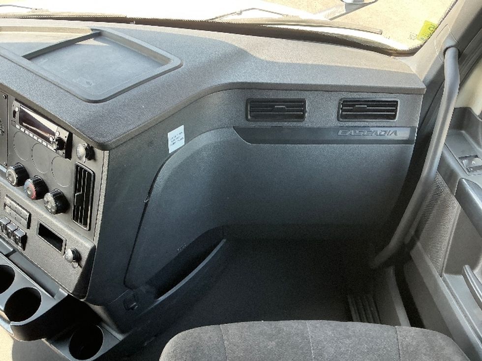 Sleeper Tractor-Heavy Duty Tractors-Freightliner-2023-T12664ST-Fontana-CA-568,572\n\t\tmiles-$ 79,000 - Image 14