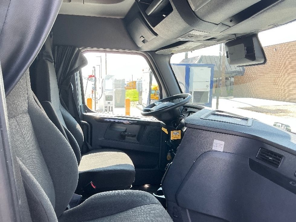 Sleeper Tractor-Heavy Duty Tractors-Freightliner-2023-T12664ST-Fontana-CA-568,572\n\t\tmiles-$ 79,000 - Image 15