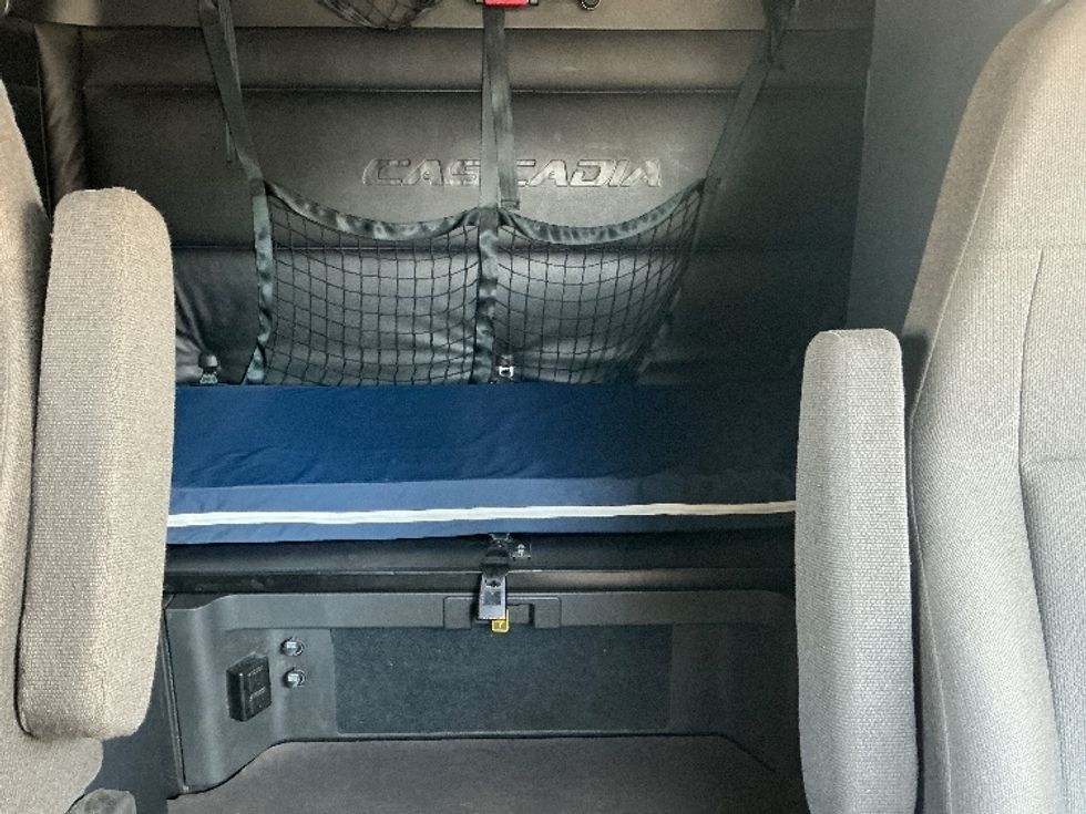 Sleeper Tractor-Heavy Duty Tractors-Freightliner-2023-T12664ST-Fontana-CA-568,572\n\t\tmiles-$ 79,000 - Image 16