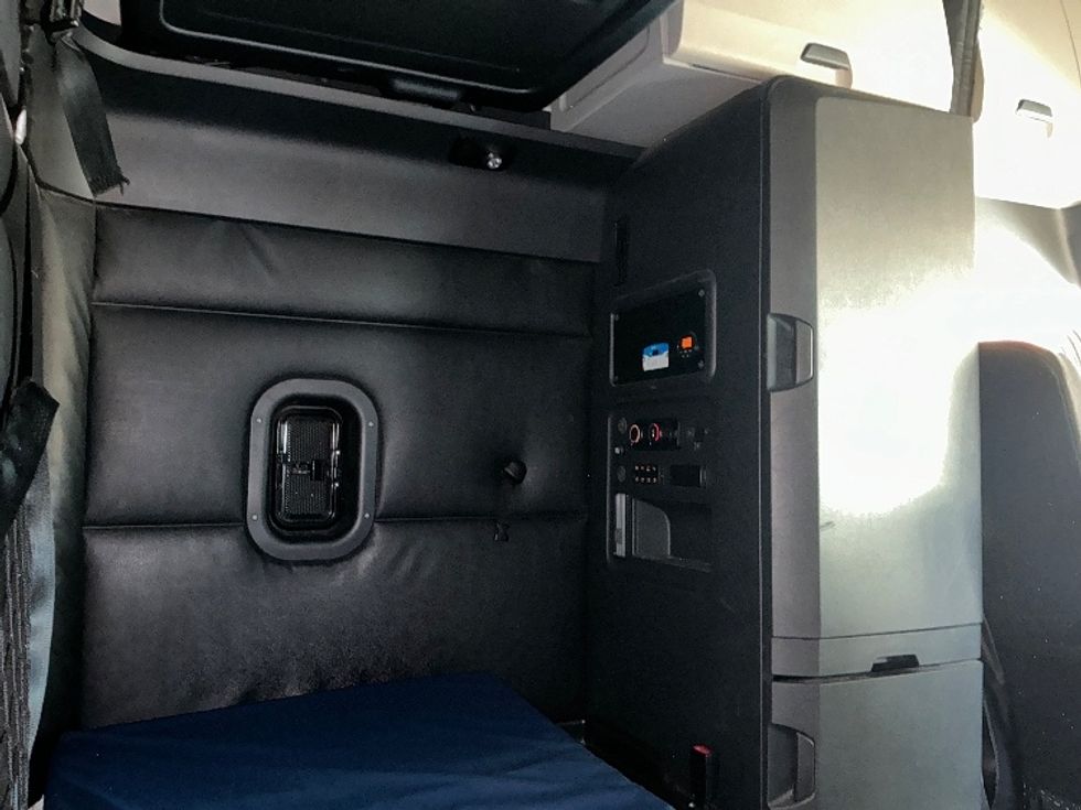 Sleeper Tractor-Heavy Duty Tractors-Freightliner-2023-T12664ST-Fontana-CA-568,572\n\t\tmiles-$ 79,000 - Image 18