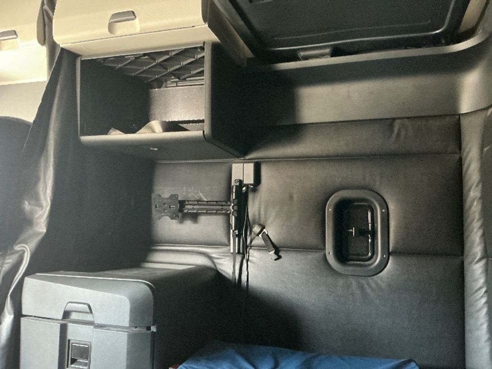 Sleeper Tractor-Heavy Duty Tractors-Freightliner-2023-T12664ST-Fontana-CA-568,572\n\t\tmiles-$ 79,000 - Image 19