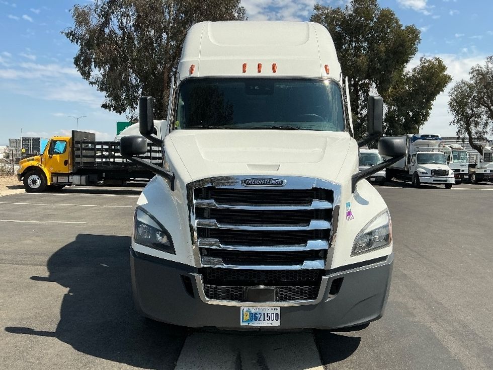Sleeper Tractor-Heavy Duty Tractors-Freightliner-2023-T12664ST-Fontana-CA-568,572\n\t\tmiles-$ 79,000 - Image 2