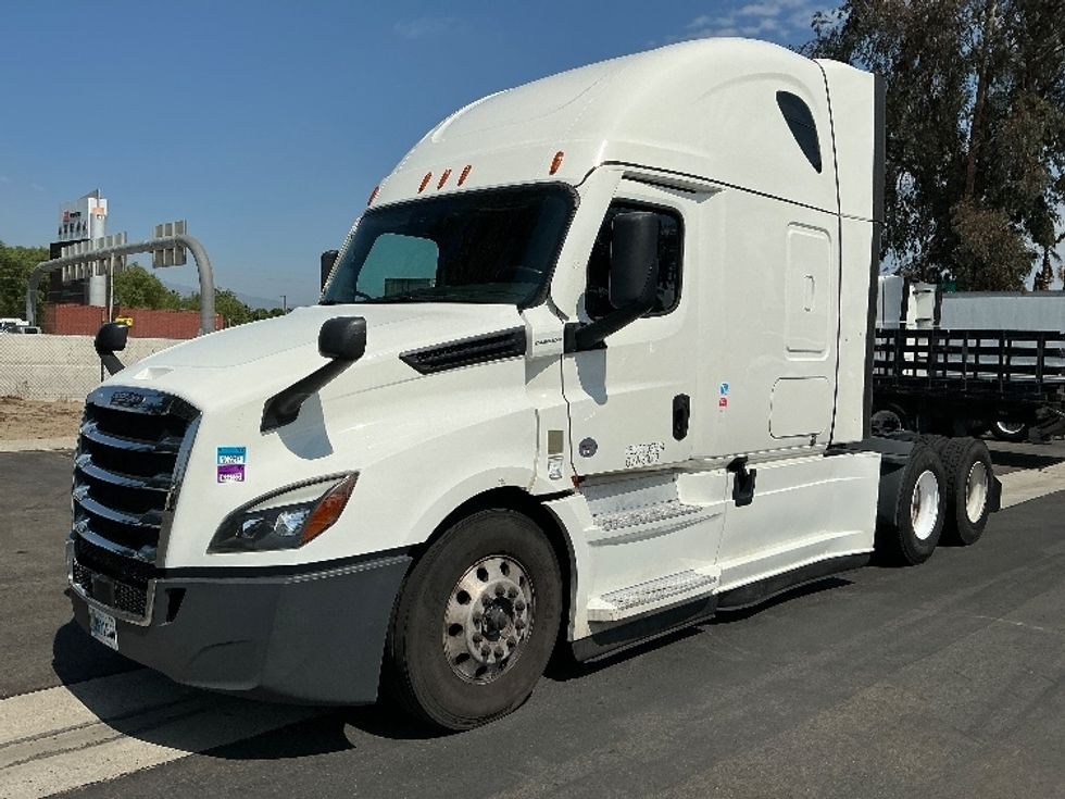 Sleeper Tractor-Heavy Duty Tractors-Freightliner-2023-T12664ST-Fontana-CA-568,572\n\t\tmiles-$ 79,000 - Image 3
