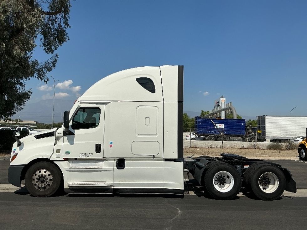 Sleeper Tractor-Heavy Duty Tractors-Freightliner-2023-T12664ST-Fontana-CA-568,572\n\t\tmiles-$ 79,000 - Image 4