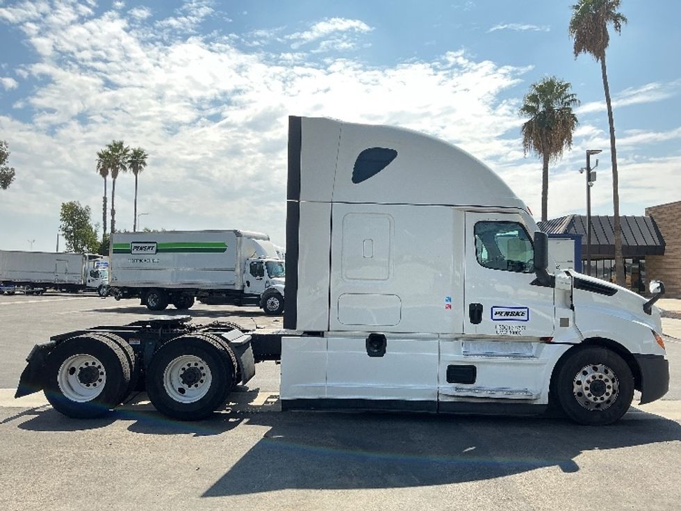 Sleeper Tractor-Heavy Duty Tractors-Freightliner-2023-T12664ST-Fontana-CA-568,572\n\t\tmiles-$ 79,000 - Image 8