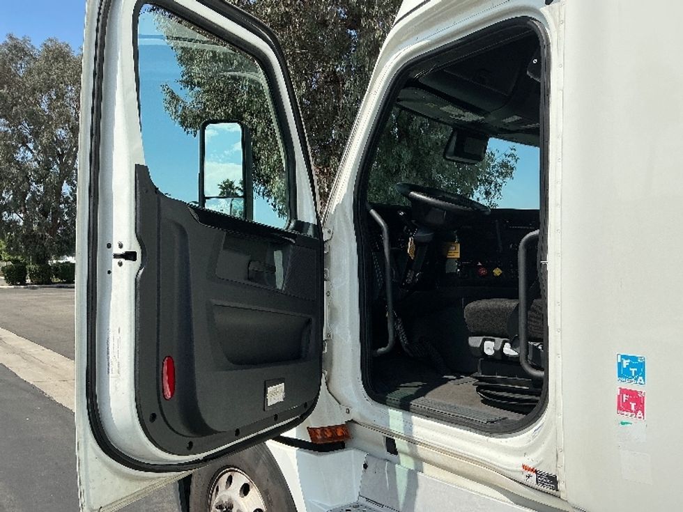 Sleeper Tractor-Heavy Duty Tractors-Freightliner-2023-T12664ST-Fontana-CA-568,572\n\t\tmiles-$ 79,000 - Image 9