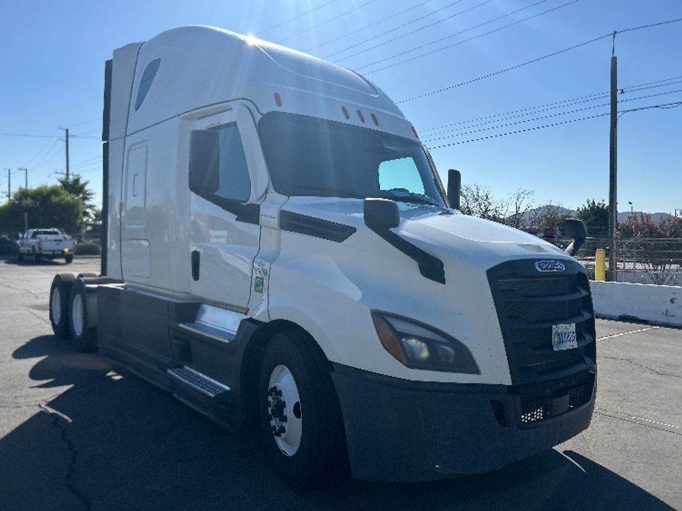 Sleeper Tractor-Heavy Duty Tractors-Freightliner-2023-T12664ST-Fontana-CA-586,682\n\t\tmiles-$ 78,000 - Image 1