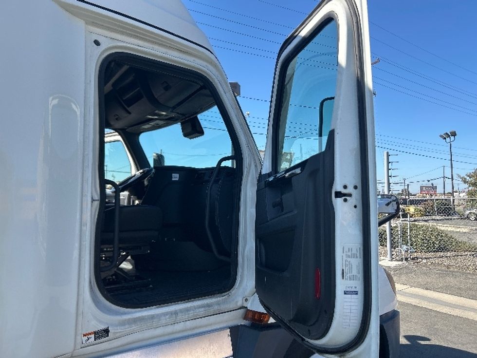 Sleeper Tractor-Heavy Duty Tractors-Freightliner-2023-T12664ST-Fontana-CA-586,682\n\t\tmiles-$ 78,000 - Image 13
