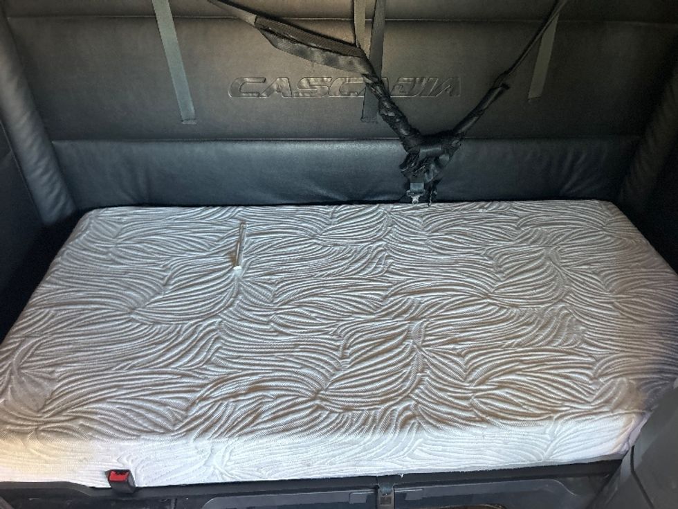 Sleeper Tractor-Heavy Duty Tractors-Freightliner-2023-T12664ST-Fontana-CA-586,682\n\t\tmiles-$ 78,000 - Image 17