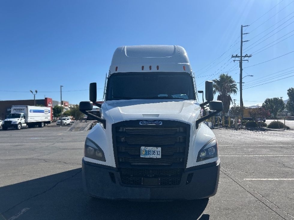 Sleeper Tractor-Heavy Duty Tractors-Freightliner-2023-T12664ST-Fontana-CA-586,682\n\t\tmiles-$ 78,000 - Image 2
