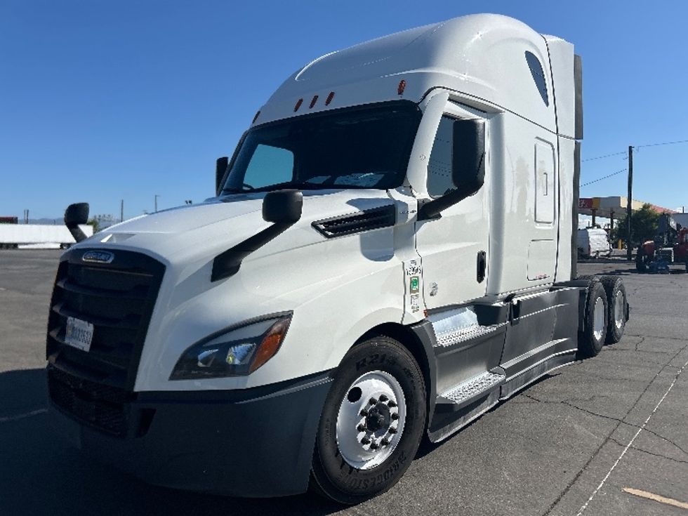 Sleeper Tractor-Heavy Duty Tractors-Freightliner-2023-T12664ST-Fontana-CA-586,682\n\t\tmiles-$ 78,000 - Image 3