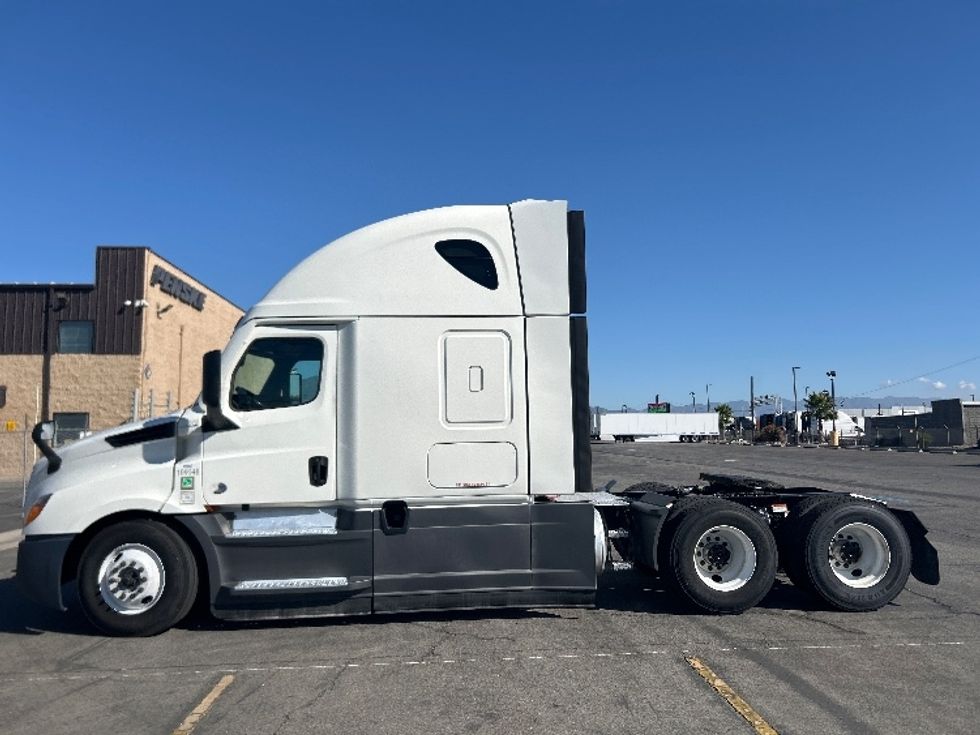 Sleeper Tractor-Heavy Duty Tractors-Freightliner-2023-T12664ST-Fontana-CA-586,682\n\t\tmiles-$ 78,000 - Image 4