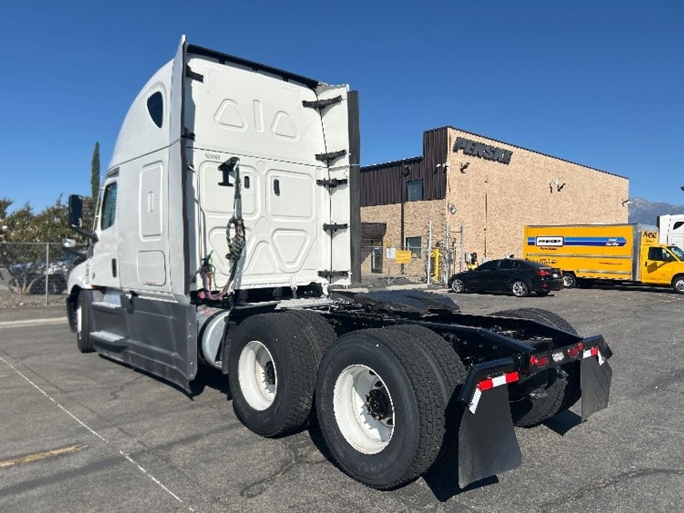 Sleeper Tractor-Heavy Duty Tractors-Freightliner-2023-T12664ST-Fontana-CA-586,682\n\t\tmiles-$ 78,000 - Image 5