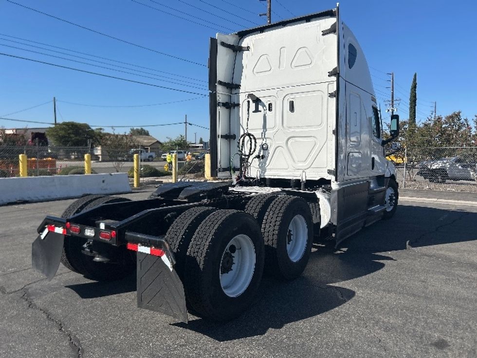 Sleeper Tractor-Heavy Duty Tractors-Freightliner-2023-T12664ST-Fontana-CA-586,682\n\t\tmiles-$ 78,000 - Image 7