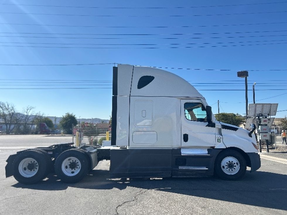 Sleeper Tractor-Heavy Duty Tractors-Freightliner-2023-T12664ST-Fontana-CA-586,682\n\t\tmiles-$ 78,000 - Image 8