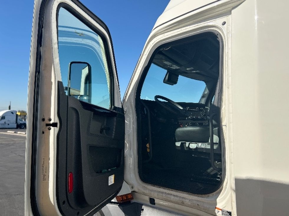 Sleeper Tractor-Heavy Duty Tractors-Freightliner-2023-T12664ST-Fontana-CA-586,682\n\t\tmiles-$ 78,000 - Image 9