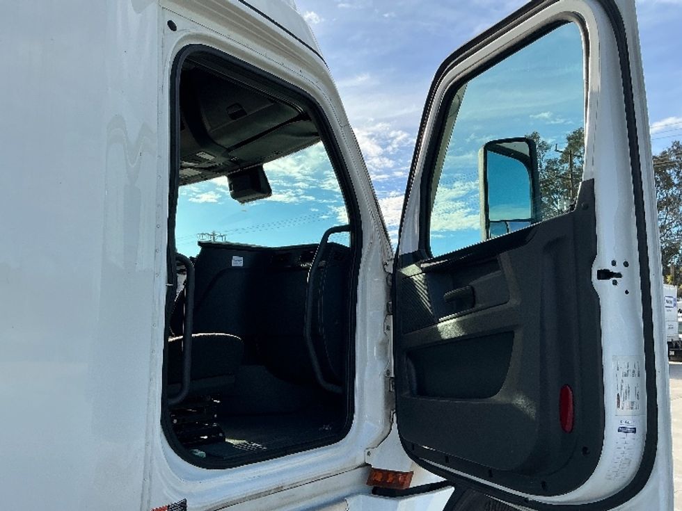 Sleeper Tractor-Heavy Duty Tractors-Freightliner-2023-T12664ST-Fontana-CA-595,767\n\t\tmiles-$ 70,750 - Image 13