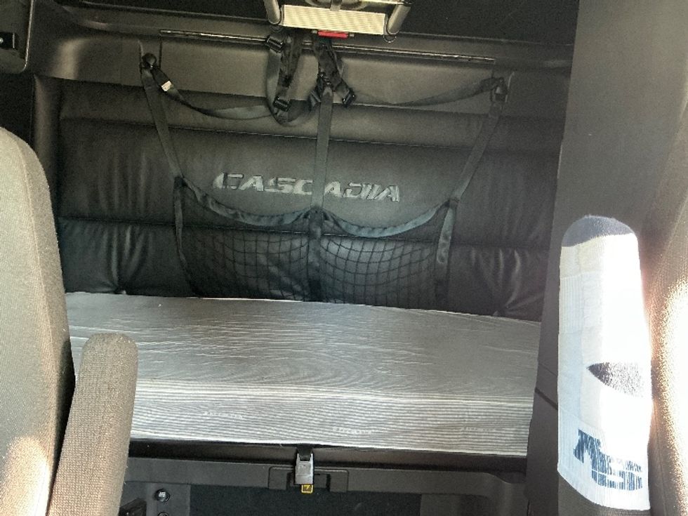 Sleeper Tractor-Heavy Duty Tractors-Freightliner-2023-T12664ST-Fontana-CA-595,767\n\t\tmiles-$ 70,750 - Image 16