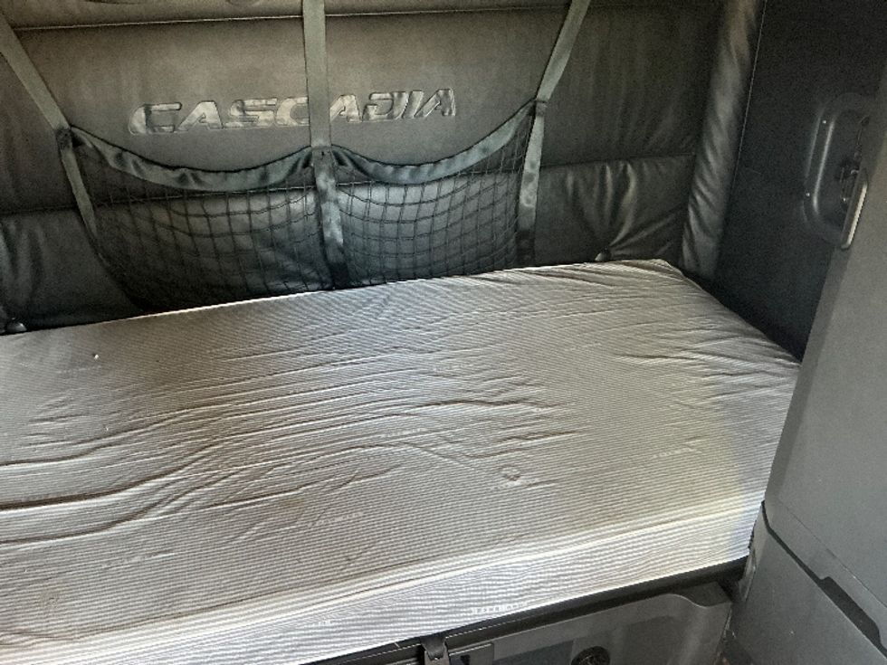 Sleeper Tractor-Heavy Duty Tractors-Freightliner-2023-T12664ST-Fontana-CA-595,767\n\t\tmiles-$ 70,750 - Image 17