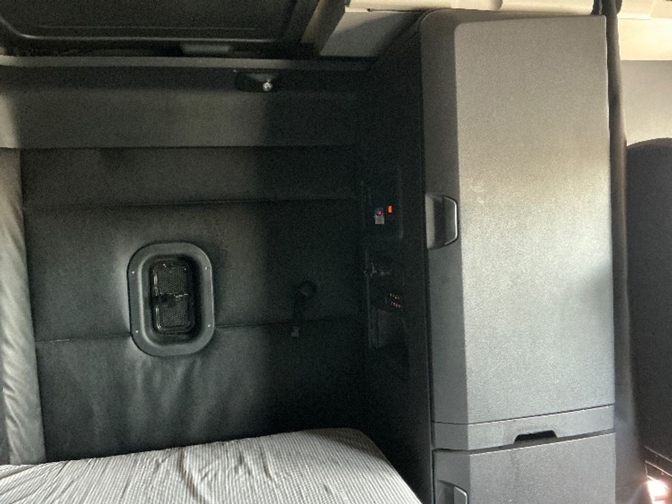 Sleeper Tractor-Heavy Duty Tractors-Freightliner-2023-T12664ST-Fontana-CA-595,767\n\t\tmiles-$ 70,750 - Image 18