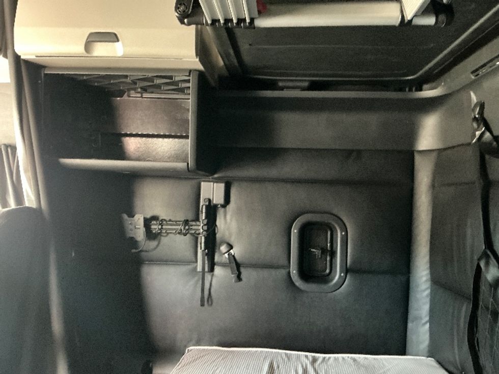 Sleeper Tractor-Heavy Duty Tractors-Freightliner-2023-T12664ST-Fontana-CA-595,767\n\t\tmiles-$ 70,750 - Image 19