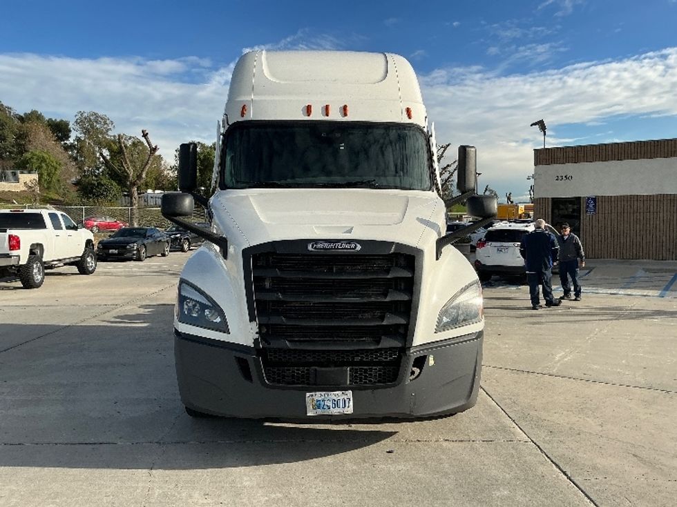 Sleeper Tractor-Heavy Duty Tractors-Freightliner-2023-T12664ST-Fontana-CA-595,767\n\t\tmiles-$ 70,750 - Image 2