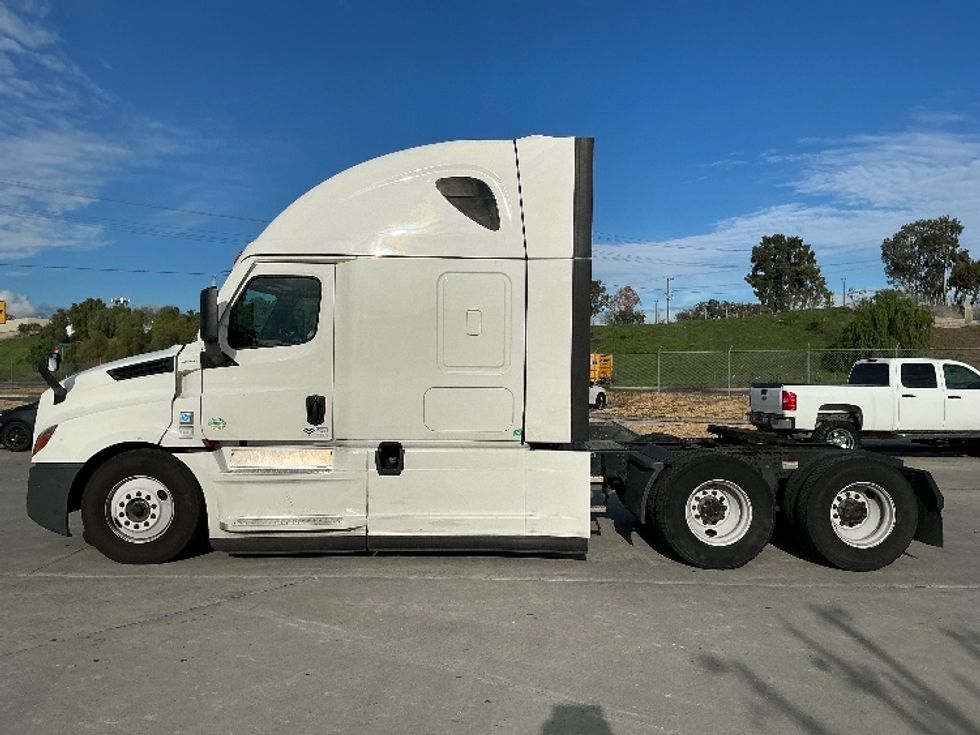 Sleeper Tractor-Heavy Duty Tractors-Freightliner-2023-T12664ST-Fontana-CA-595,767\n\t\tmiles-$ 70,750 - Image 4