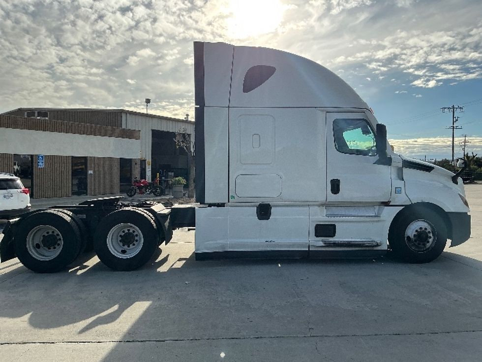 Sleeper Tractor-Heavy Duty Tractors-Freightliner-2023-T12664ST-Fontana-CA-595,767\n\t\tmiles-$ 70,750 - Image 8