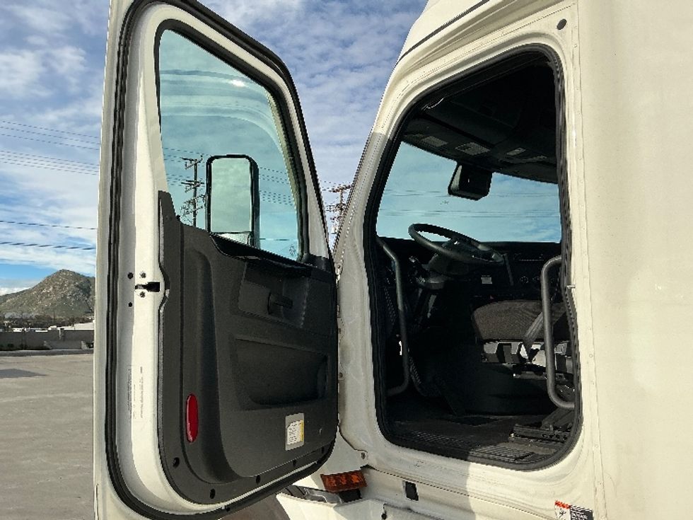 Sleeper Tractor-Heavy Duty Tractors-Freightliner-2023-T12664ST-Fontana-CA-595,767\n\t\tmiles-$ 70,750 - Image 9