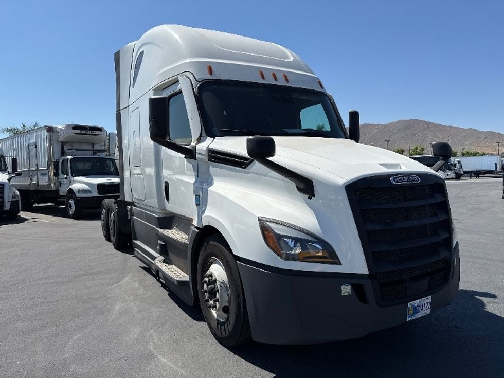 Sleeper Tractor-Heavy Duty Tractors-Freightliner-2023-T12664ST-Fontana-CA-618,902\n\t\tmiles-$ 66,250 - Image 1