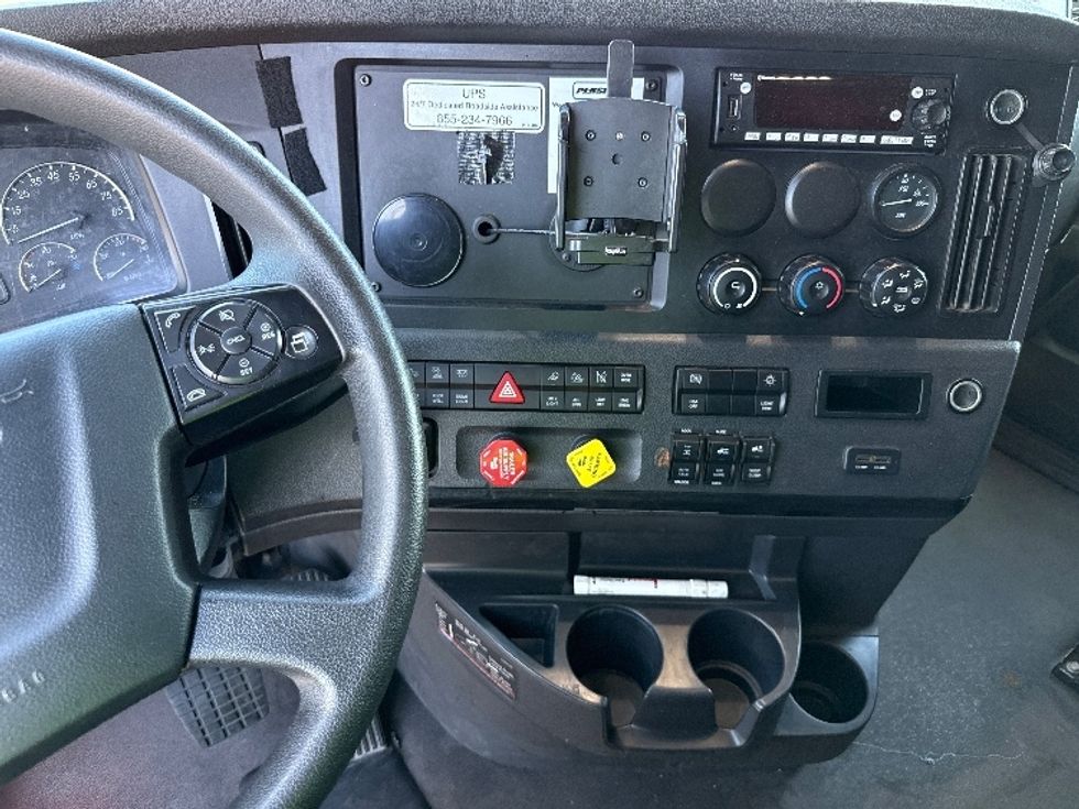 Sleeper Tractor-Heavy Duty Tractors-Freightliner-2023-T12664ST-Fontana-CA-618,902\n\t\tmiles-$ 66,250 - Image 11
