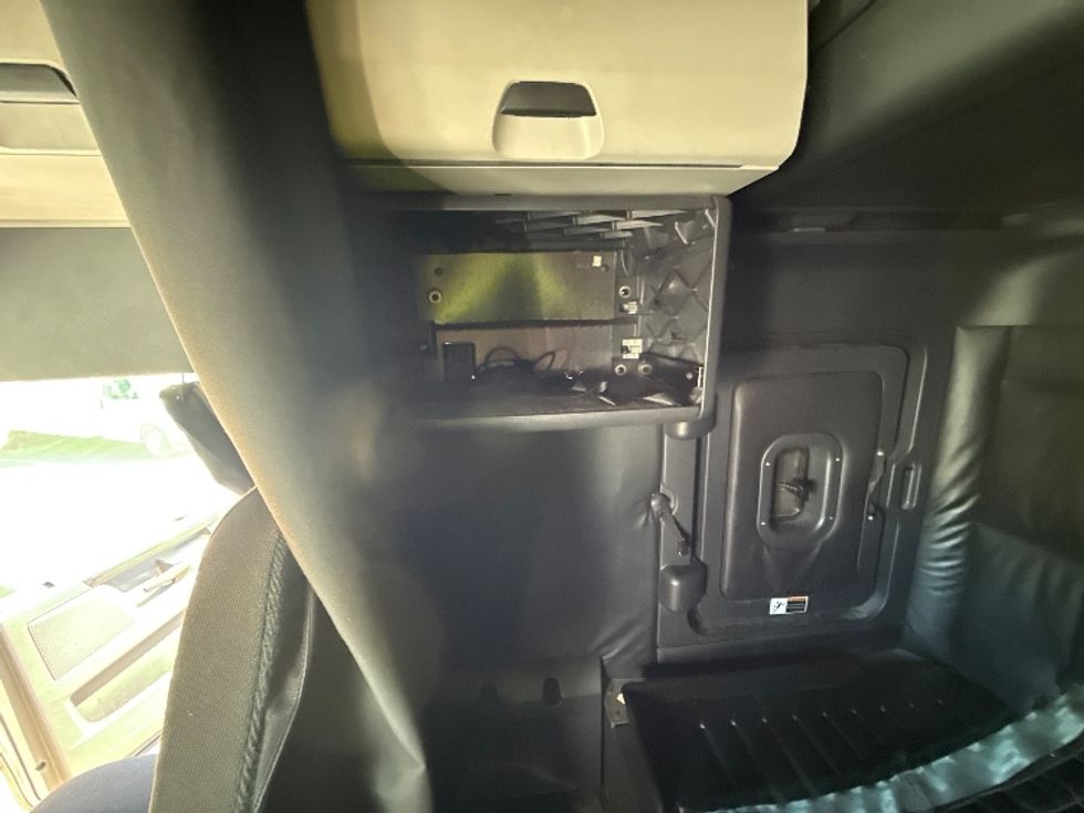 Sleeper Tractor-Heavy Duty Tractors-Freightliner-2023-T12664ST-Fontana-CA-618,902\n\t\tmiles-$ 66,250 - Image 19