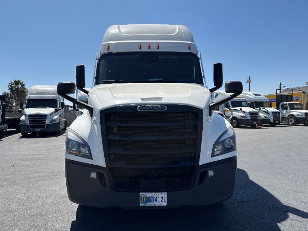 Sleeper Tractor-Heavy Duty Tractors-Freightliner-2023-T12664ST-Fontana-CA-618,902\n\t\tmiles-$ 66,250 - Image 2