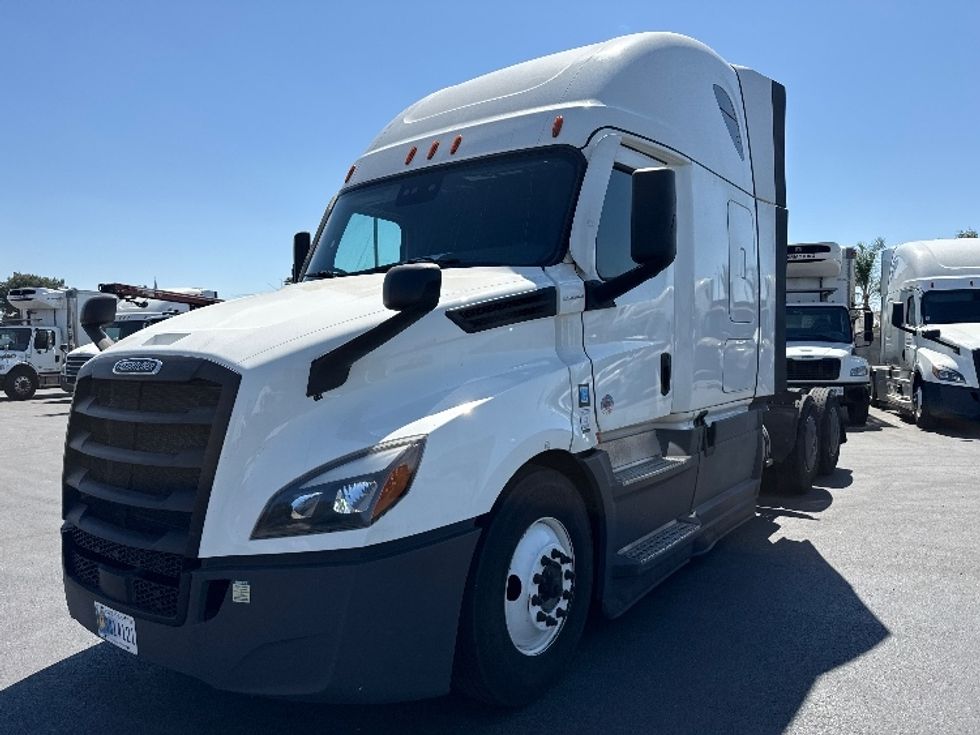 Sleeper Tractor-Heavy Duty Tractors-Freightliner-2023-T12664ST-Fontana-CA-618,902\n\t\tmiles-$ 66,250 - Image 3